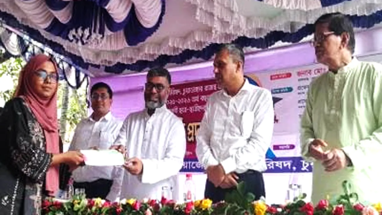 চুয়াডাঙ্গায় ২৯২ মেধাবী শিক্ষার্থীকে জেলা পরিষদের বৃত্তি প্রদান