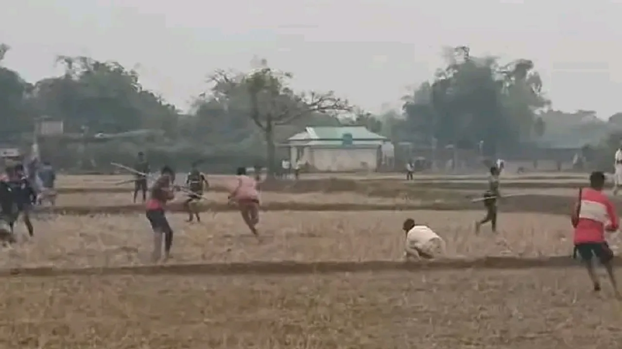 চেলা নদীর পাড় কেটে বালু উত্তোলনকে ঘিরে দুই গ্রামবাসীর সংঘর্ষ, আহত ১৫