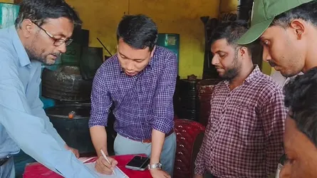 দোয়ারাবাজারে অতিরিক্ত দামে তেল বিক্রি, জরিমানা