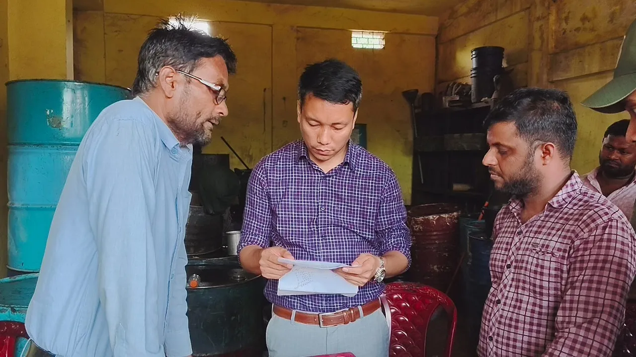 দোয়ারাবাজারে অতিরিক্ত দামে তেল বিক্রি, স্বেচ্ছাসেবক দলের যুগ্ম আহ্বায়ককে অর্থদণ্ড
