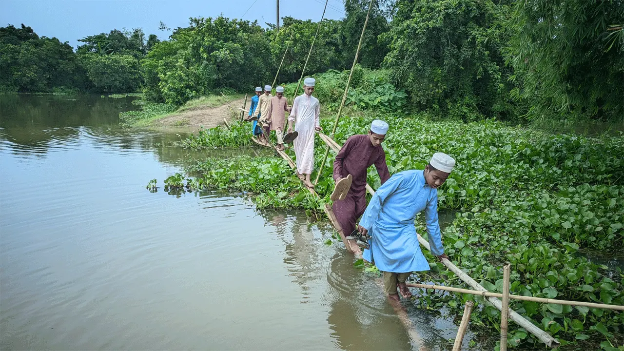 গ্রাম ও মানুষ আছে—নেই রাস্তা, দুর্ভোগে ১০০ পরিবার