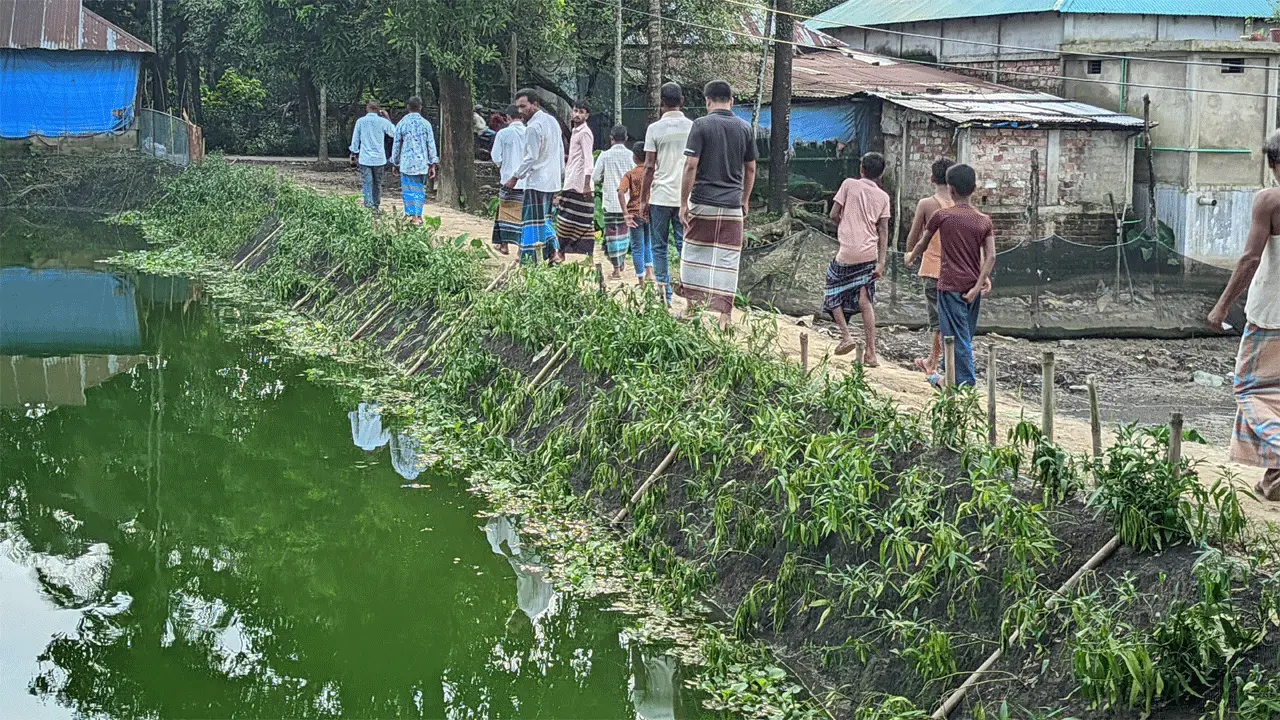 দোয়ারাবাজারে মাছ চাষের পুকুর গিলে খাচ্ছে ৫ গ্রামের চলাচলের সড়ক