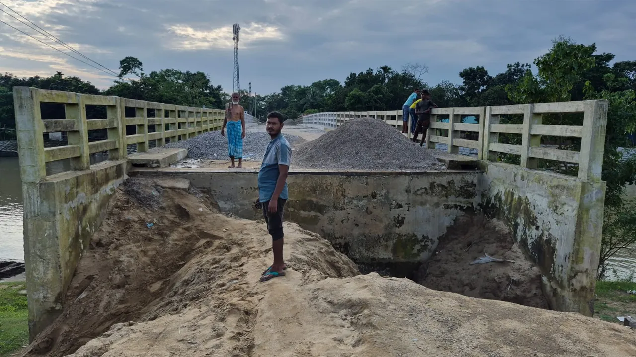 ৪ বছরেও শেষ হয়নি ৪ কোটি টাকার সেতুর কাজ