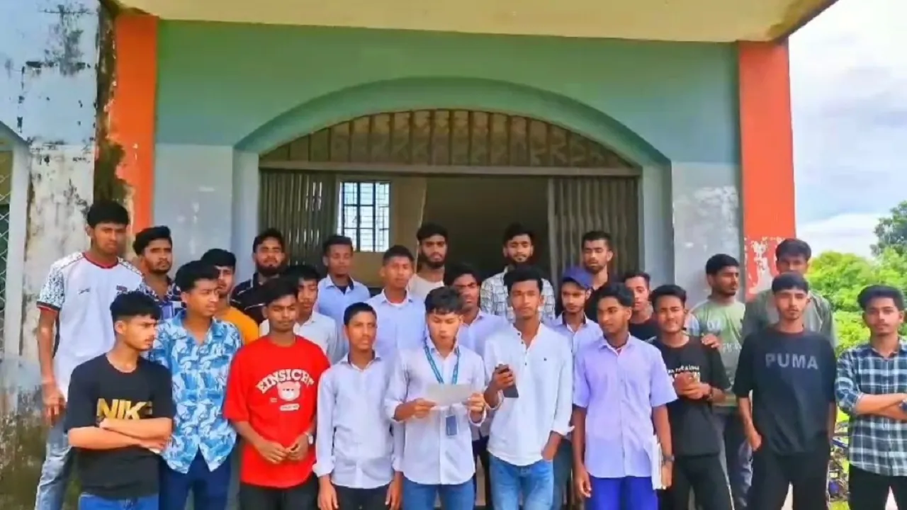 দোয়ারাবাজারে স্কুল ক্যাম্পাসে দলীয় ছাত্ররাজনীতি নিষিদ্ধের দাবিতে বিক্ষোভ