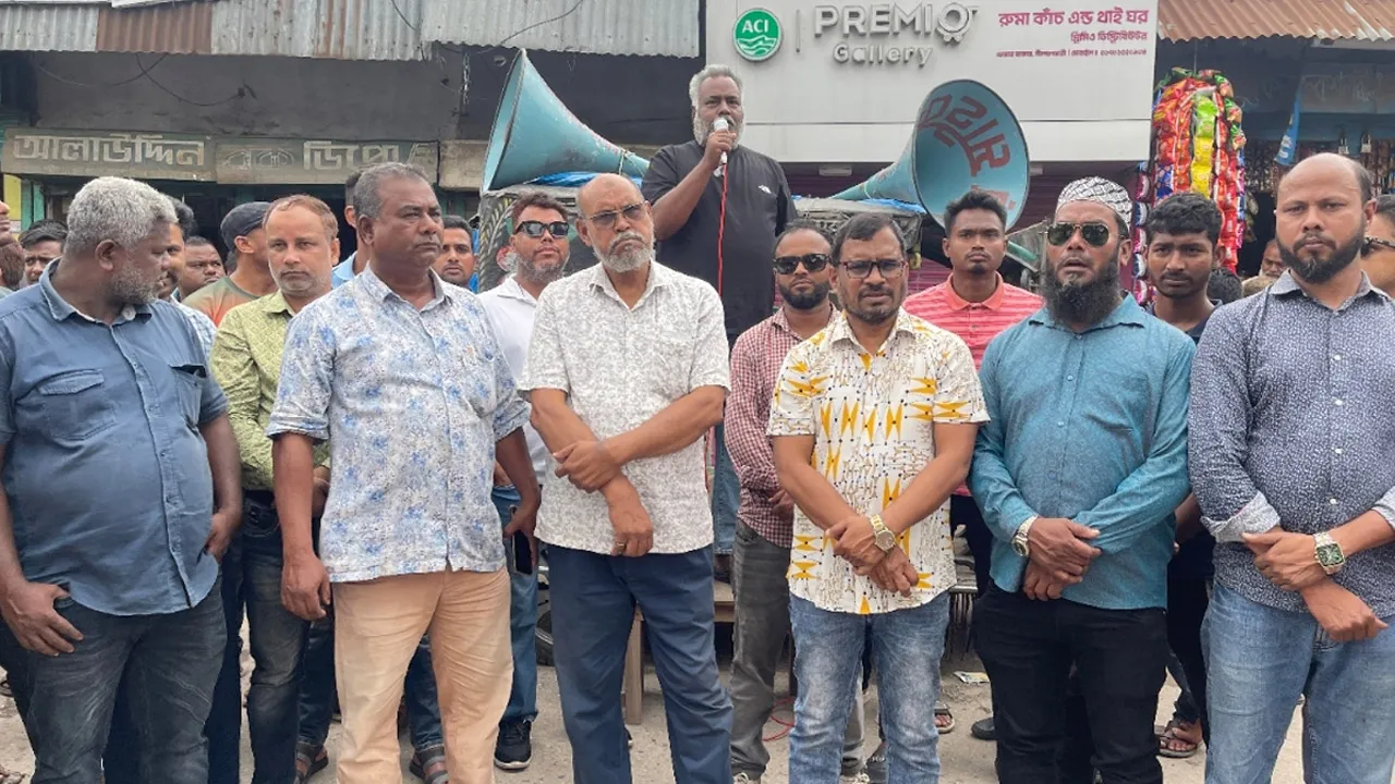 ডোমারে চাঁদা দাবি ও হামলার প্রতিবাদে মানববন্ধন