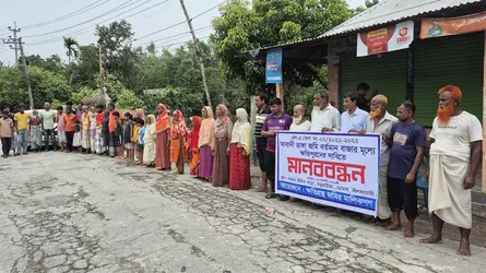 ডোমারে অধিগ্রহণকৃত ফসলি জমির ন্যায্যমূল্যের দাবিতে মানববন্ধন