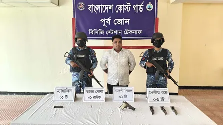 টেকনাফে বিদেশী পিস্তল ও দেশীয় অস্ত্রসহ ‘ডন রাসেল’ আটক