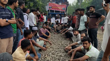 দামুড়হুদা দর্শনায় রেল স্টপেজের দাবিতে ট্রেন থামিয়ে অবরোধ
