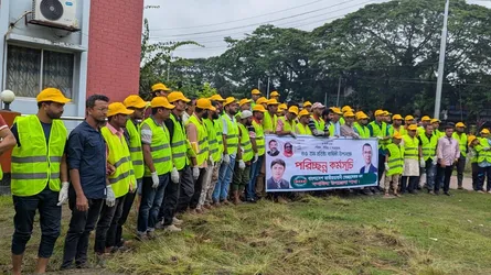 কেন্দ্রীয় স্বেচ্ছাসেবক দলের নির্দেশনায় দশমিনায় পরিষ্কার-পরিছন্নতা অভিযান