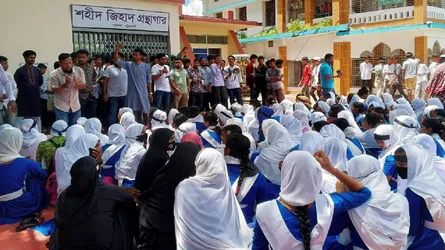 দশমিনায় শিক্ষক লাঞ্ছিতের ঘটনায় ইউএনও’র অপসারণ দাবিতে বিক্ষোভ-অবস্থান ধর্মঘট