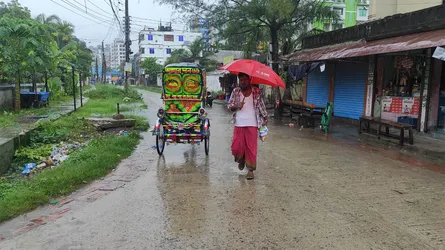 পটুয়াখালীতে বৃষ্টিতে জনজীবনে দুর্ভোগ, সমুদ্রে ৩ নম্বর সঙ্কেত