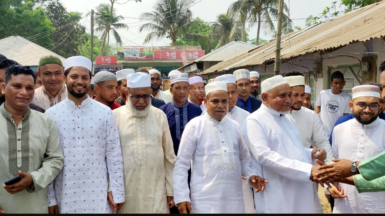 দীর্ঘদিন পর নিজ এলাকায় স্বাচ্ছন্দে ঈদ উদযাপন ডা: তাহেরের