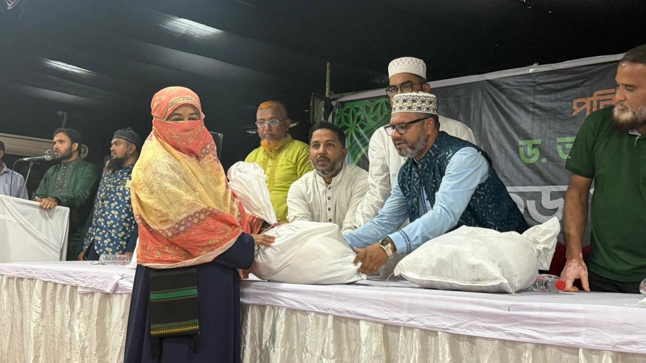 Dr.-Abdul-Mannan-distributes-Iftar-items-to-thousands-of-families-in-Old-Dhaka