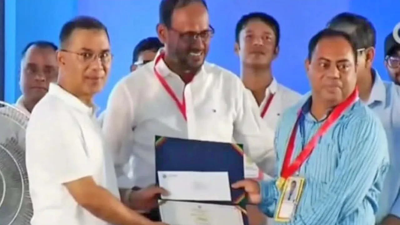 মাছ চাষে অভাবনীয় সাফল্য, জাতীয় মৎস্য পদক পেলেন ডা. আশরাফ