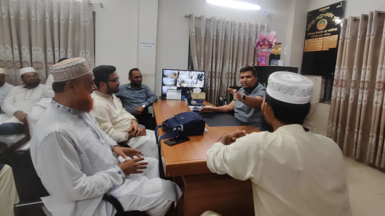 টঙ্গীতে ওসির সাথে জামায়াত প্রার্থী হাফিজুর রহমানের নিরাপত্তা বিষয়ক আলোচনা
