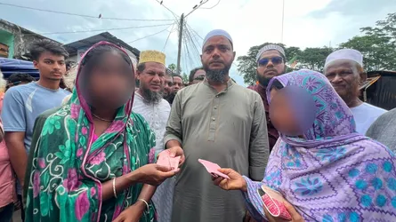 বাউফলে আগুনে ক্ষতিগ্রস্ত ব্যবসায়ীদের পাশে দাঁড়ালেন ড. মাসুদ