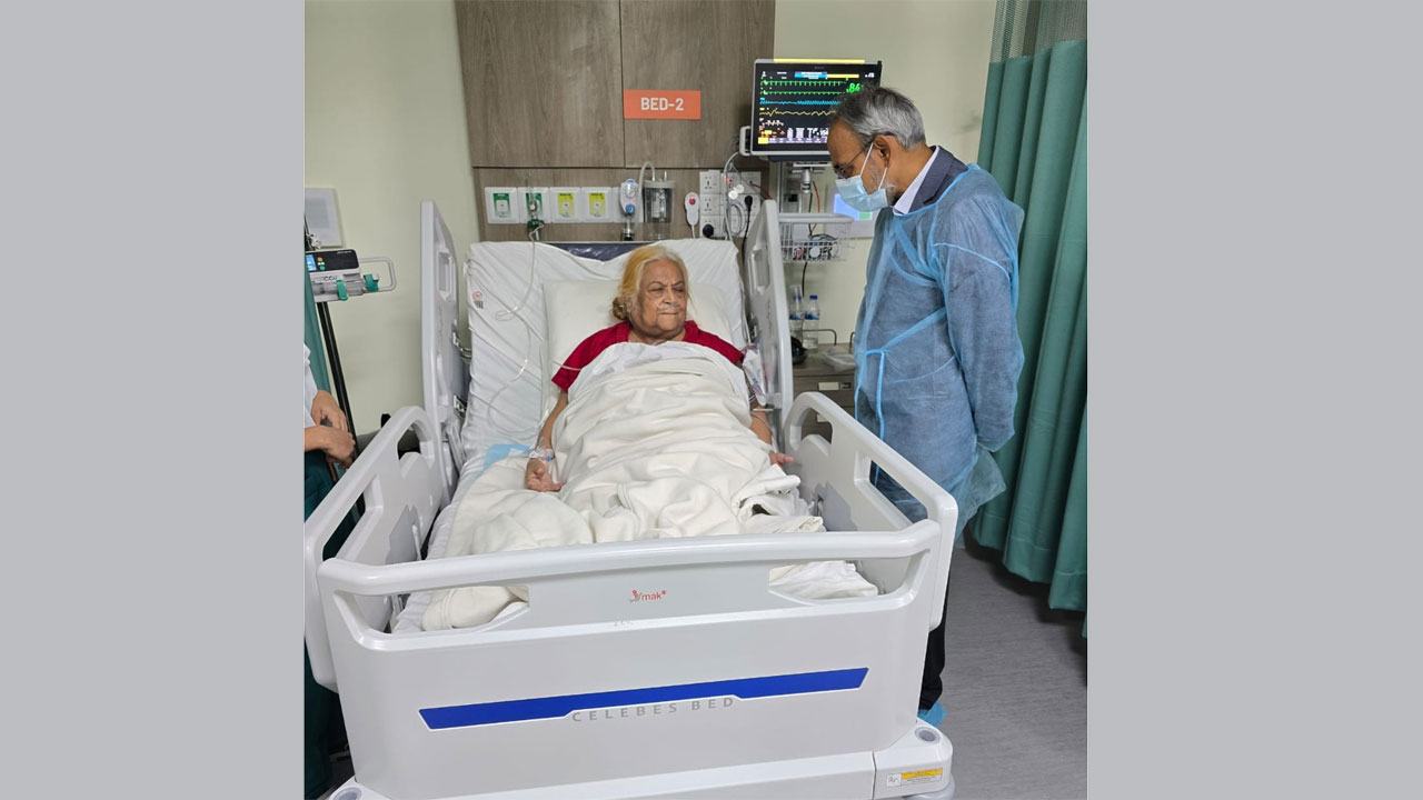Dr.-Rafiq-went-to-visit-hospitalized-Selima-Rahman