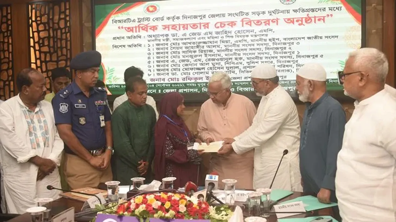 দিনাজপুরে সড়ক দুর্ঘটনায় হতাহতদের পরিবারকে চেক বিতরণ সমাজকল্যাণমন্ত্রীর