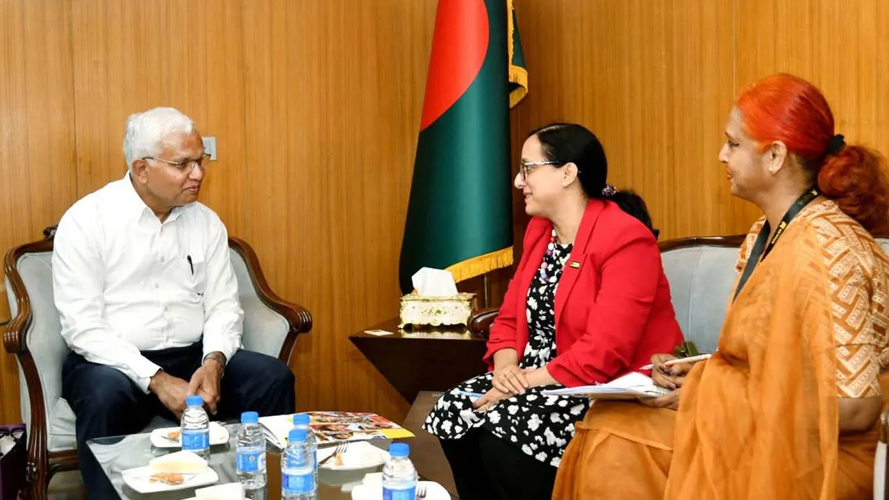 সমাজকল্যাণমন্ত্রীর সাথে আইআরসি’র ডেপুটি রিজিওনাল ডিরেক্টরের সাক্ষাৎ