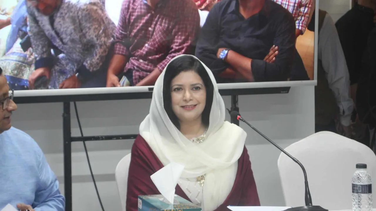 ক্ষুদে বিজ্ঞানীদের উৎসাহ দিলেন ডা: জুবাইদা রহমান