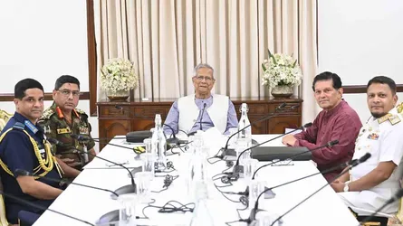 নির্বাচনে নিশ্ছিদ্র নিরাপত্তা নিশ্চিত করতে তিন বাহিনীকে নির্দেশ প্রধান উপদেষ্টার