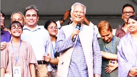 নিজ বাড়িতে আনন্দ-রসিকতায় আপনজনদের মাতালেন ড. ইউনূস