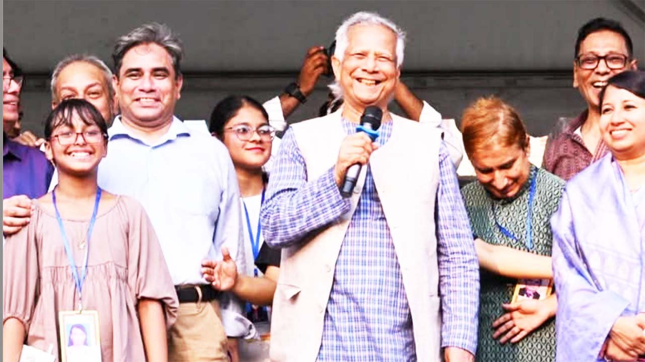 নিজ বাড়িতে আনন্দ-রসিকতায় আপনজনদের মাতালেন ড. ইউনূস