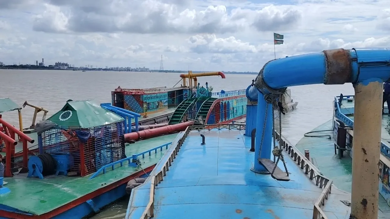 আশুগঞ্জে মেঘনা নদী থেকে অবৈধ বালু উত্তোলন : ড্রেজার-বাল্কহেড জব্দ