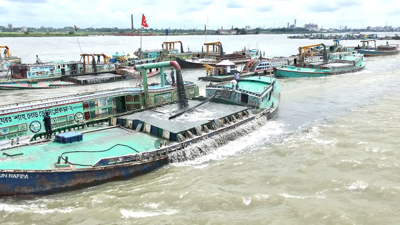 আশুগঞ্জে ড্রেজার জব্দ, ৩ জনের কারাদণ্ড