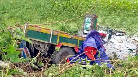 নড়াইলে নসিমন উল্টে চালক নিহত