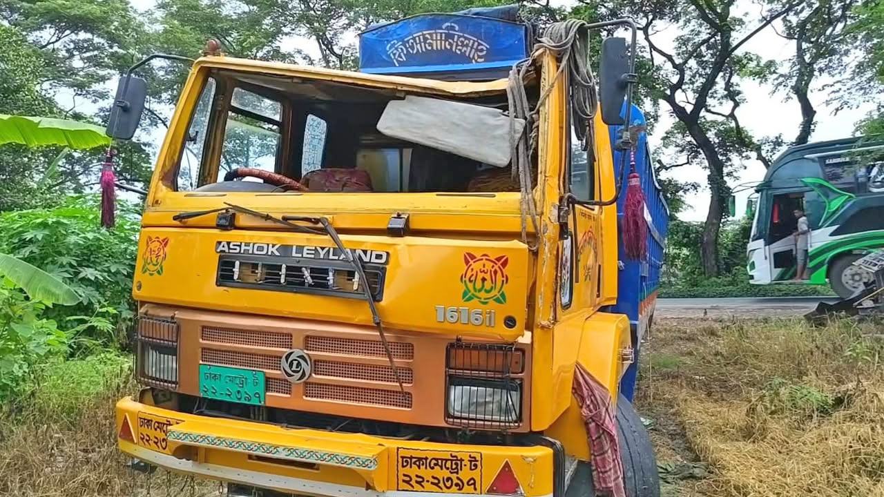Driver-killed-as-bamboo-laden-truck-overturns-in-Madaripur