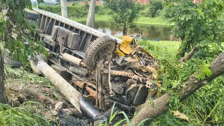 সোনারগাঁওয়ে কাভার্ডভ্যান খাদে পড়ে চালক নিহত, আহত হেলপার
