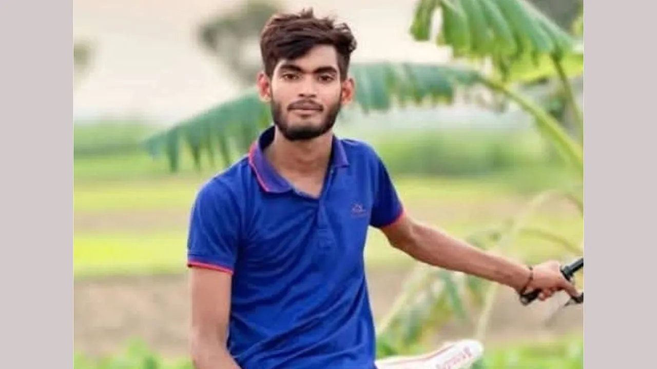 মহেশপুরে নিয়ন্ত্রণ হারিয়ে আলমসাধু খাদে, চালক নিহত