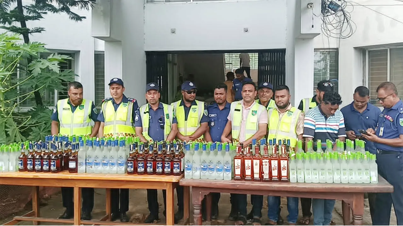 ভালুকায় ৩৮৮ বোতল ভারতীয় মদ জব্দ