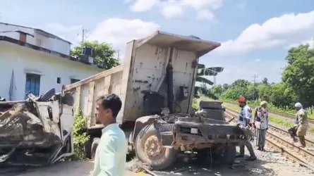 গাজীপুরে ট্রেনের ধাক্কায় ড্রাম ট্রাকের মালিক ও চালক নিহত