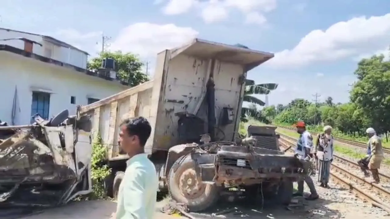 গাজীপুরে ট্রেনের ধাক্কায় ড্রাম ট্রাকের মালিক ও চালক নিহত