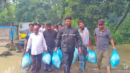 মিরসরাইয়ে পানিবন্দীদের মাঝে শুকনো খাবার বিতরণ