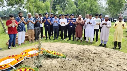 নীলফামারীতে শিক্ষিকা মাহরিন চৌধুরীর কবরে ডিসি-এসপির শ্রদ্ধা