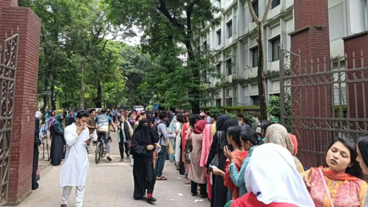 উৎসবমুখর পরিবেশে চলছে ডাকসুর ভোটগ্রহণ