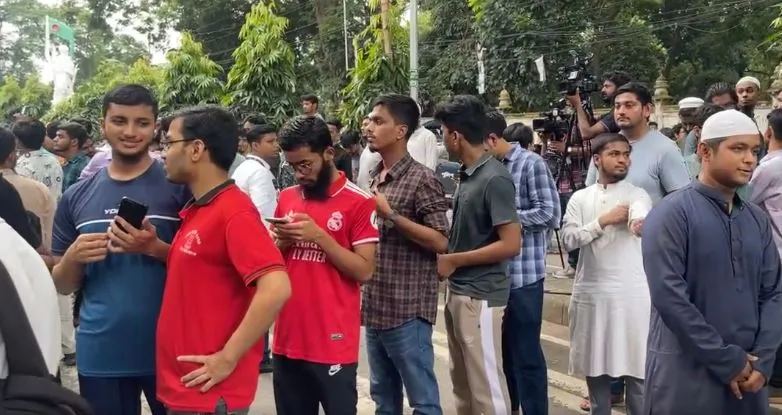 ডাকসু নির্বাচন : সাত সকালেই ভোটারদের দীর্ঘ লাইন