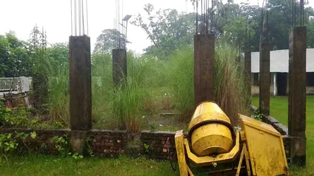 দুমকিতে সাড়ে ৬ বছরেও শেষ হয়নি স্কুল ভবন, লাপাত্তা ঠিকাদার
