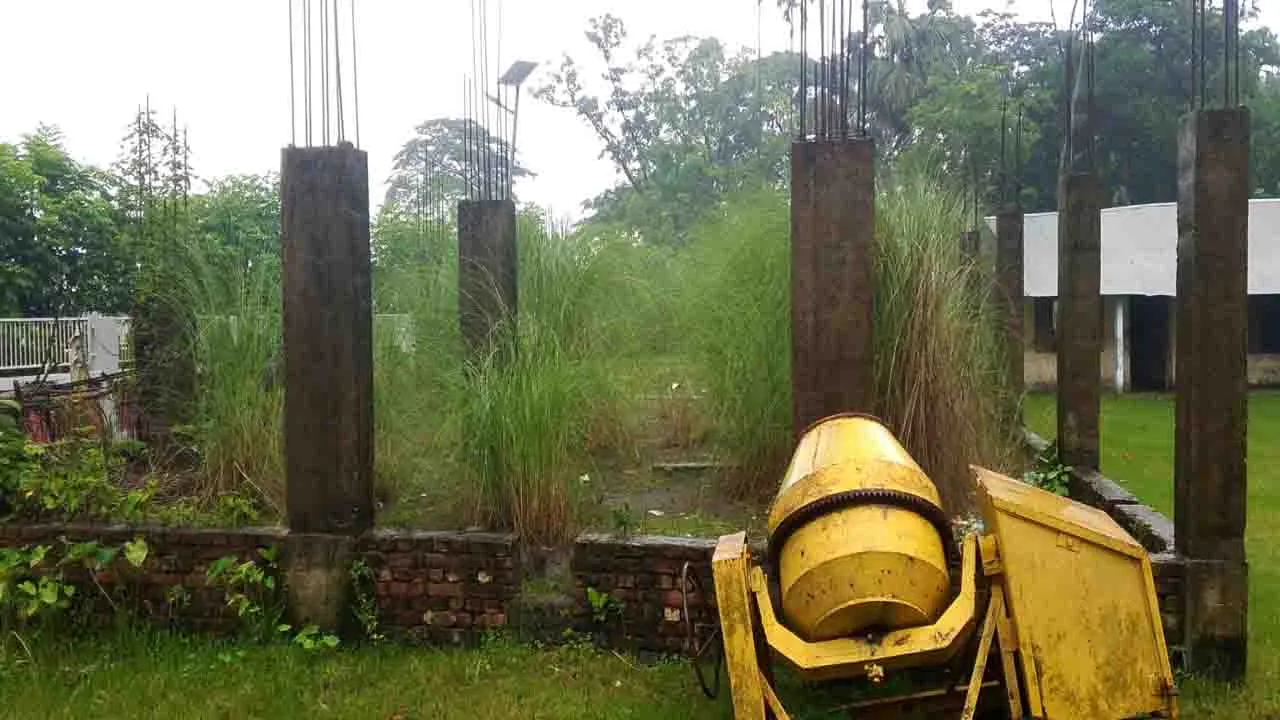 দুমকিতে সাড়ে ৬ বছরেও শেষ হয়নি স্কুল ভবন, লাপাত্তা ঠিকাদার