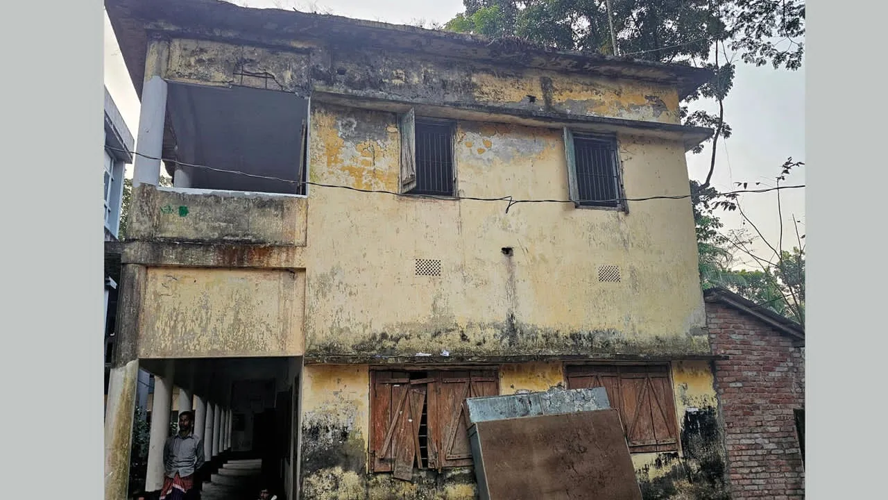 দুমকিতে ঝুঁকিপূর্ণ ভবনে চলছে স্কুলের পাঠদান