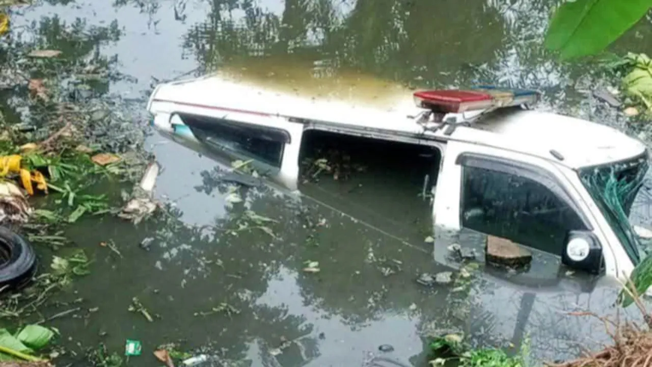 খুলনায় অ্যাম্বুলেন্স খাদে পড়ে নারী নিহত