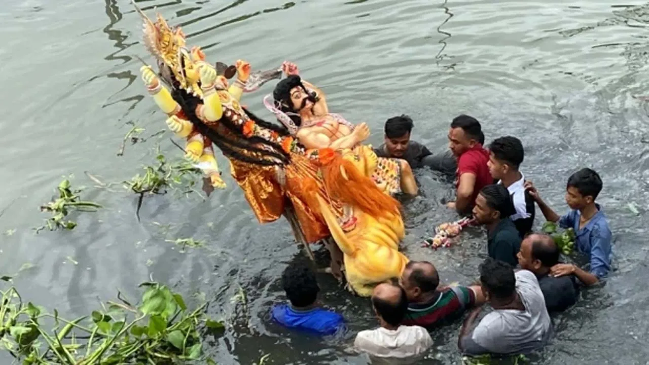 বিসর্জনের মধ্য দিয়ে শেষ হলো শারদীয় দুর্গোৎসব