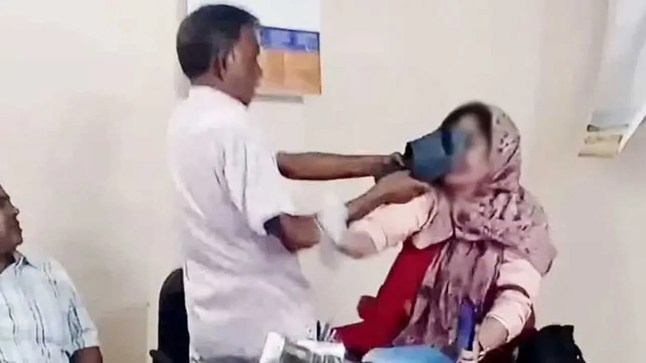 দুর্গাপুরে কলেজে ঢুকে শিক্ষিকাকে জুতাপেটা, বিএনপি নেতা বহিষ্কার