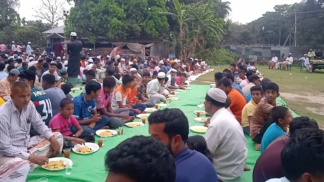 এক মাঠে পুরো গ্রামবাসীর ইফতার
