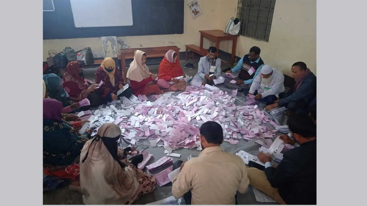 দুর্গাপুরে কঠোর নিরাপত্তায় চলছে ভোট গণনা