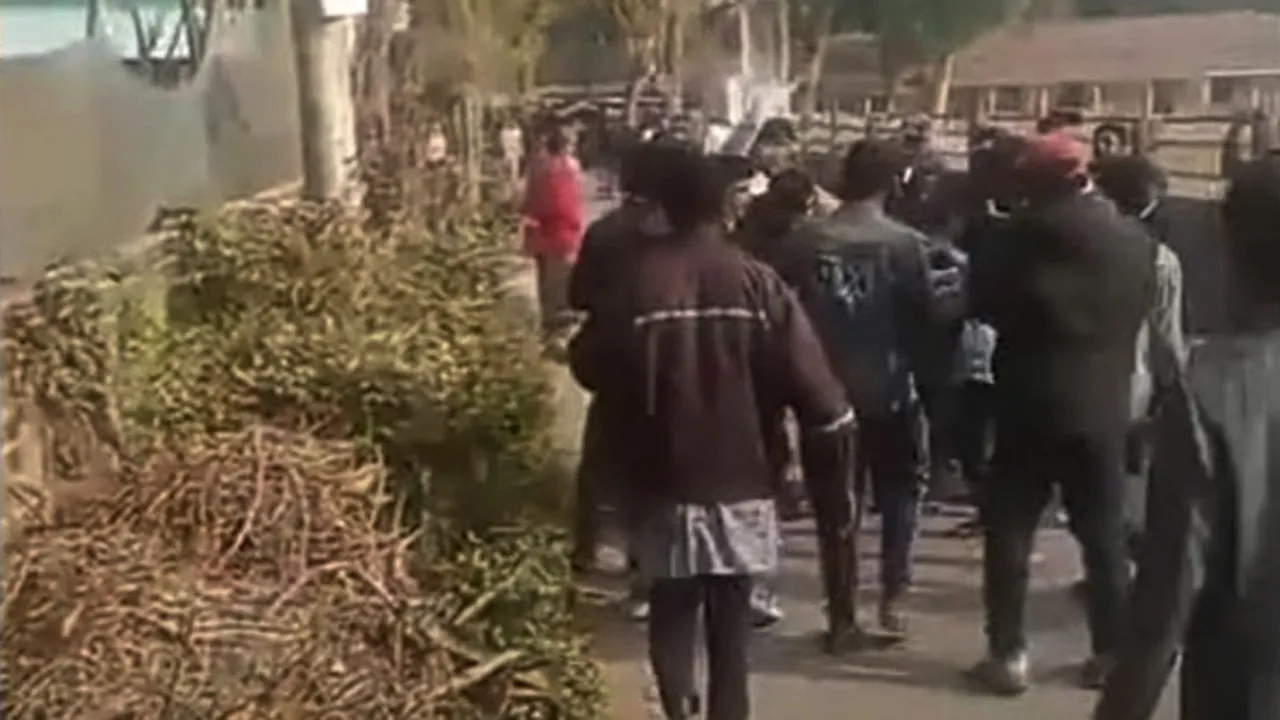 দুর্গাপুরে স্বতন্ত্র প্রার্থীর সামনে অনুসারীকে ভোট দিতে বাধা, মারধরের অভিযোগ