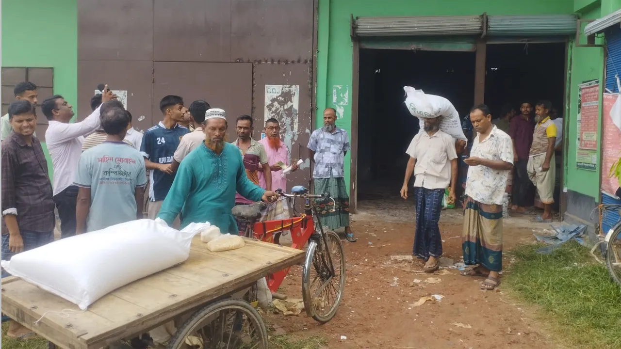 দুর্গাপুরে সার বিতরণে ডিলারের বিরুদ্ধে কারসাজির অভিযোগ, বিক্ষুব্ধ কৃষক
